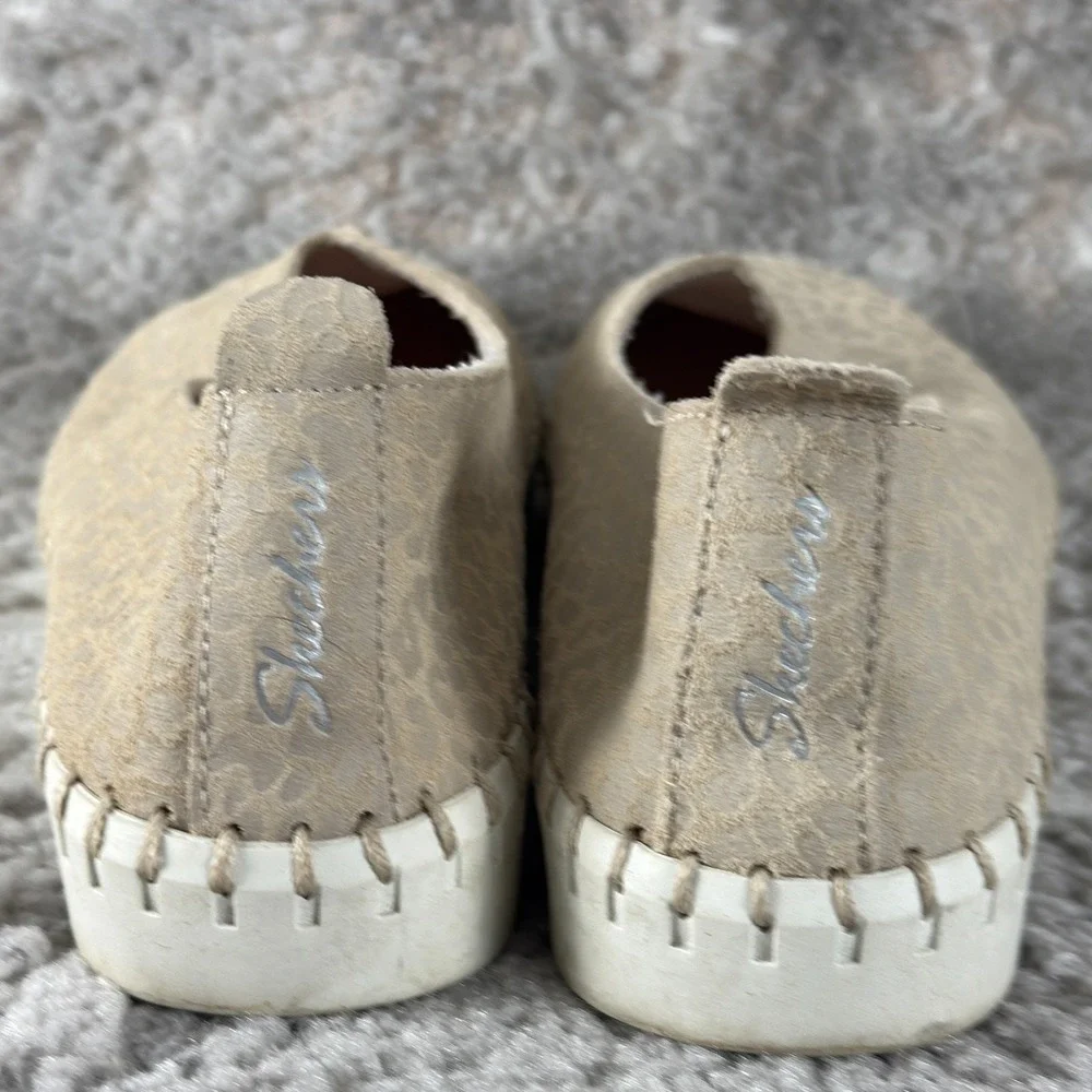 Skechers Size‎ 7 Slip On Casual Walking Leather Shoes Beige Flat Comfort